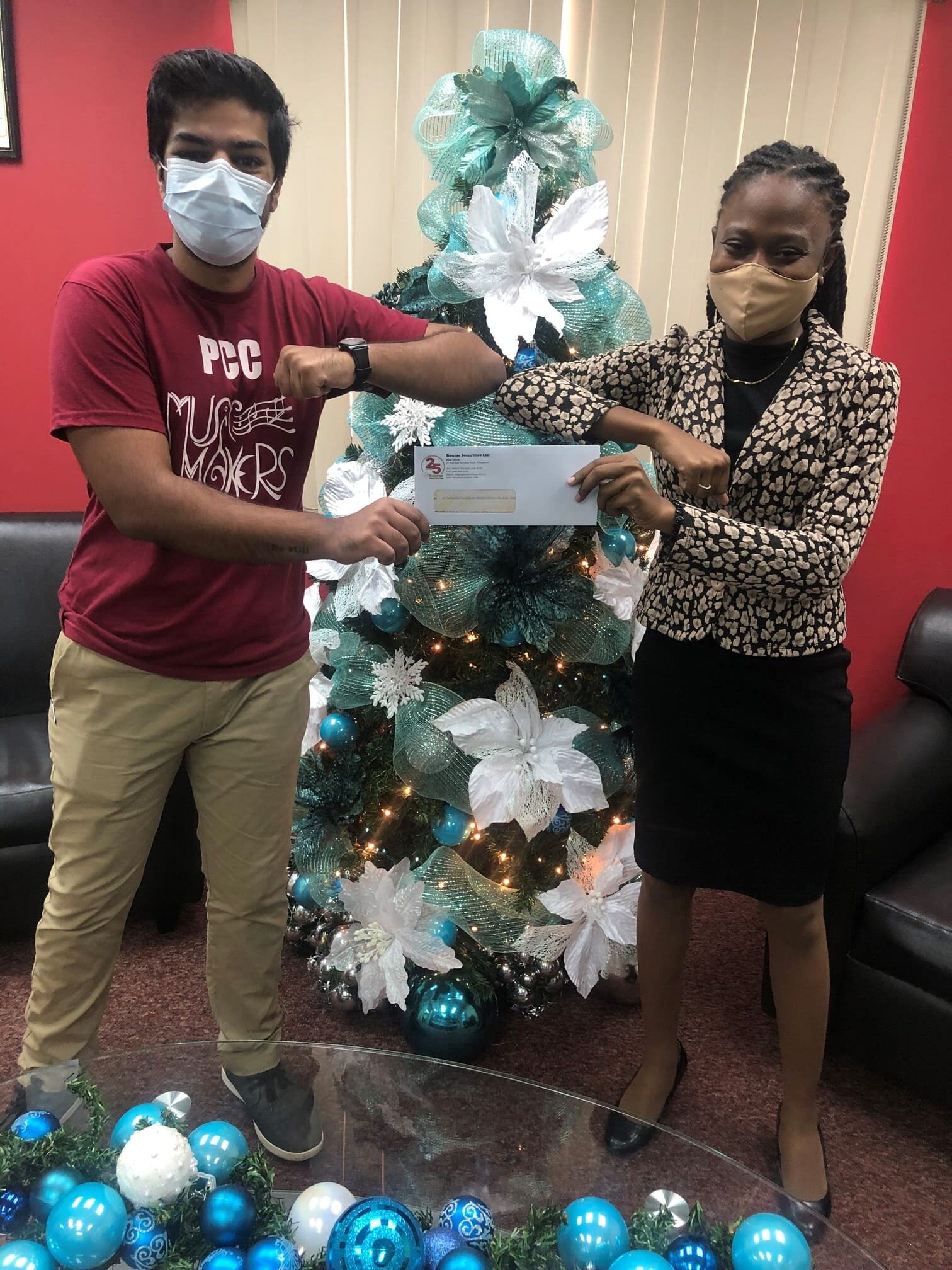 Read more about the article Bourse Helps ‘Pres’ Alumni Spread Christmas Cheer